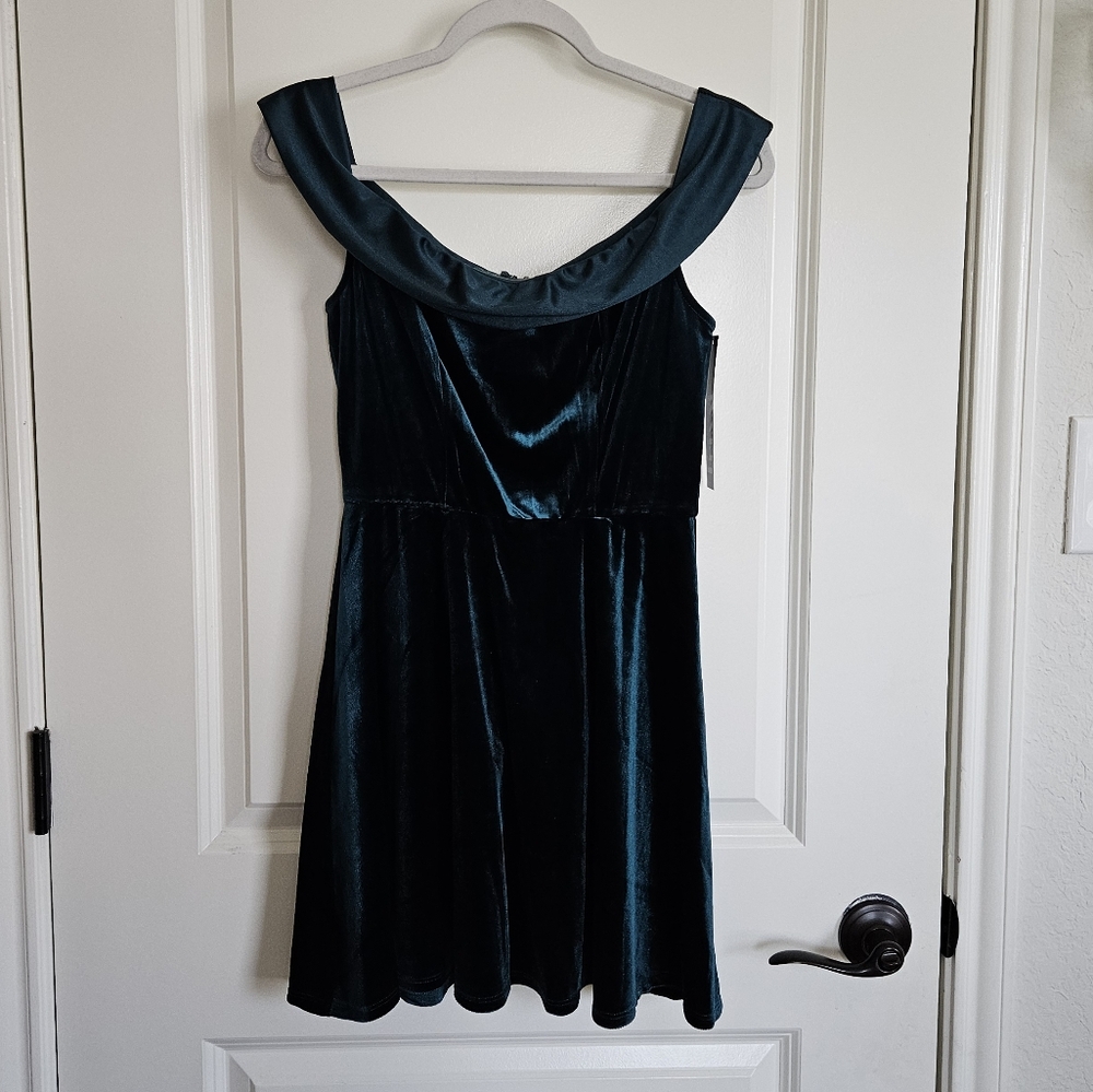 NWT TRIXXI Emerald Green Velvet Off the Shoulder Mini Dress Women's Size Medium - Picture 2 of 11